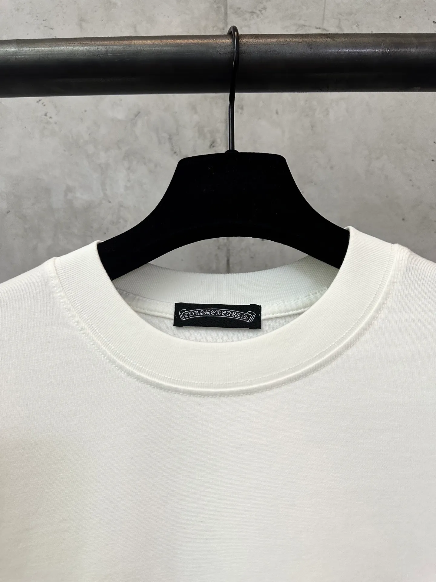 P300 Chrome Hearts 25ss flocked logo letter round neck long-sleeved T-shirt. Fabric is high-definition, super heavyweight cotton, double yarn compact Xinjiang cotton. Weight: 320 grams. Clean cloth surface. Clear cloth texture. Tight feel. Stiff. High color fastness. No deformation. No discoloration. Customized hardware. Thread. Accessories. Alignment. Same style for men and women. -Color: Black White -Size: XS S M L